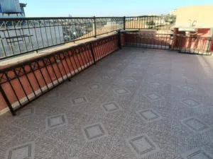 درابزين حديد في حاله جيده جداً وتصميم جميل وأمن للبرندات والاسطح او ديكور طوله ما بين 10 إلى 13 متر