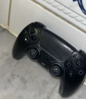 يد بلايستيشن 5 (PS5 DualSense) أصلية باللون الأسود - تحتاج إصلاح بسيط