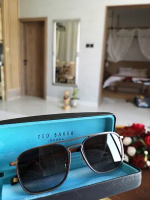 نظارات رجالية من ماركة aigner و ted  baker و غيرها كلهن أصليات و السعر من الآخر فالرجاء عدم الإزعاج