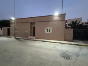 منزل للبيع في حي سكني مغلط داخل المخطط ( موقع ممتاز جدا )