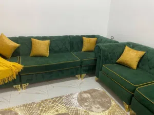 عندي صالون و بساط وكراسي بار وستار للبيع كويسات شبه جدد