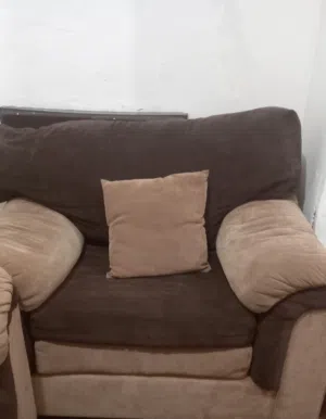 طقم كنب مريح بحاله جيده للبيع بسعر مناسب