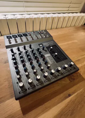 American Audio M822FX – 8 Channel Mixer (Barely Used) أمريكان أوديو مكسر صوت احترافي