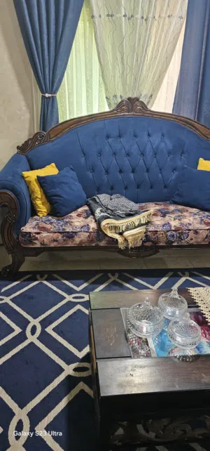 طقم كنب للبيع بحالة ممتازة البيع لضيق المكان