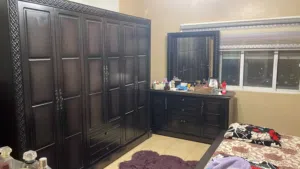 غرفة نوم جديده استعمال خفيف قابل للتفاوض خشبها كتيير تقيل وما فيها ولا شي والله جديده ولا شخط فيها