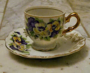 مجموعة من فناجين القهوة و الشاي ذات طابع كلاسيكي قديم