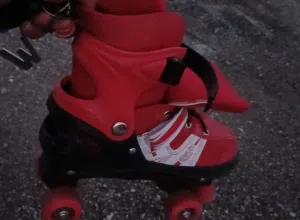 حزاء بعجل للأطفال من عمر 7 سنوات الي 15 سنه  Kids Roller Skates for Sale Comfortable and safe