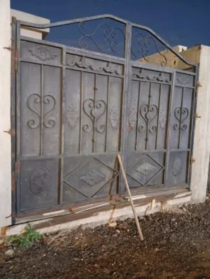 باب حديد فردتين الطول 2.80 والعرض 3.10 البيع