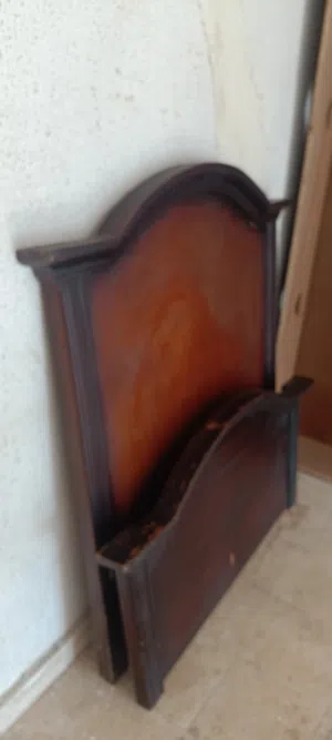 تخت تفصيل خشب زان ولاتيه مع درج تخزين بست عجال كبير على طول التخت طول مترين عرض متر