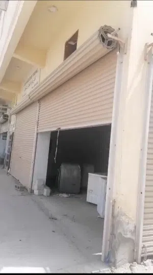 الترجمة للإنجليزي:  "A workshop or small shop for rent."