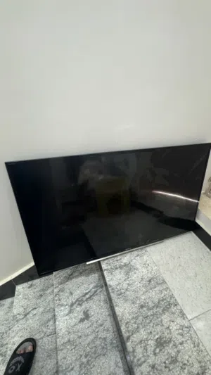 تلفزيون سوني 50 بوصة (شاشة مكسورة) مع ملحقاته