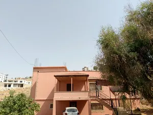 أكثر من 6 غرف . ٤ حمّامات . 200 م٢1