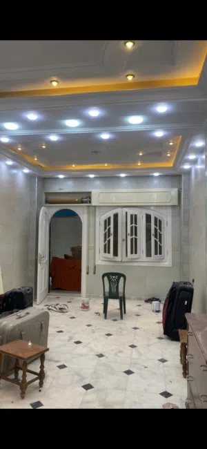 بيت قبو حي النصر شارع النيل، حماة 4 غرف وصالون و 3 حمامات و حديقتين وشلال.  تدخله الشمس شرقي و غربي