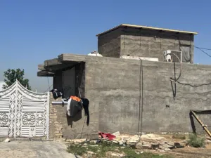 دار البيع مساحه الارض 3125ومساحه البيت 240و البيت الثاني 125ويحتوي عله غرفه نوم 1وحمام1ومطبخ وصاله