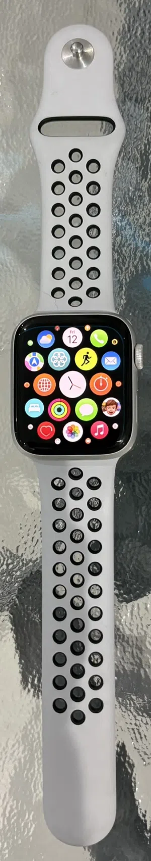 Apple Watch for sale – excellent condition ، SE 44mm + box & charge