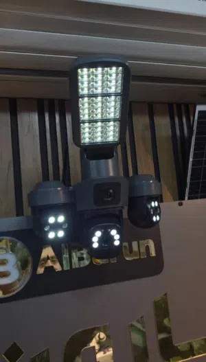 كاميرا طاقة شمسية ثلاثية العدسات مع كشاف قوي 3 عدسات حقيقية تغطية أوسع وأوضح مزودة بكشاف إضاءة  .