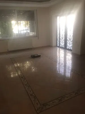 شقة سكنية عائلية مع حديقة خارجية للإيجار