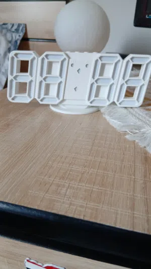 ساعة ضوء جيده جدااا موجود التفوض في السعر