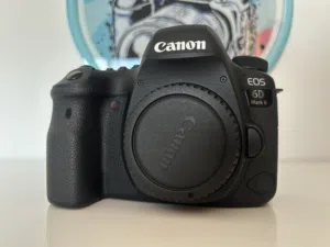 كاميرا Canon 6d ii بحال الوكاله تماما للبيع