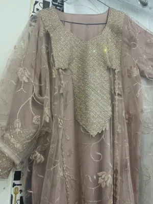 متوفر معانه فستان شكيل و جذاب يناسب للأفراح و الاعياد يناسب لطول 155 الي 160 و العرض فرييي سايز