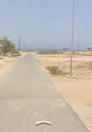 للبيع ارض في ولاية قريات بمه قريمه من لبحر وشارع قار مطابق الارض جنب احياء سكنية