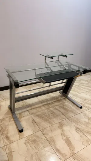 طاولة مكتب ( كمبيوتر)زجاجية بتصميم عصري وحالة ممتازة للبيع