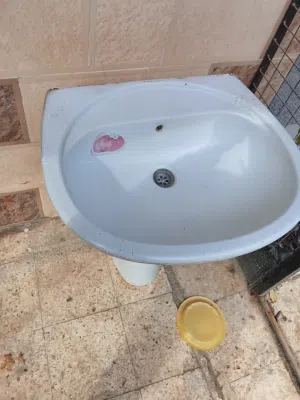 طقم حمام افرنجي عدد 4 مغسلتين مع حنفياتهن مجلى حوض واحد مع حنفيته