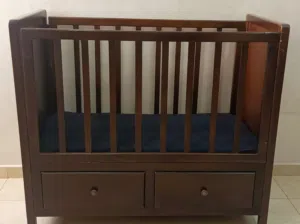 سرير أطفال مصنوع من خشب الزان الطبيعي الأصلي للبيع