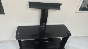 طاوله تلفزيون شبه جديده نظيفه جدا