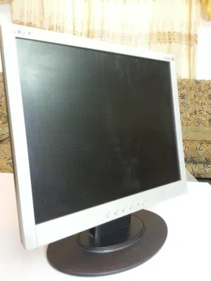 شاشه   ACER  مستتعمل بحال الجديد  ،الوان مع ( CD ) و ( الكيبل ) شغاله كم يجب دون ايه عيوب .