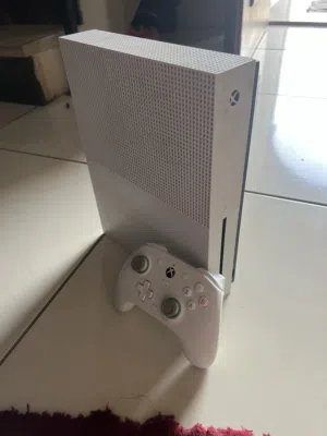 Xbox Series S شبه جديد للبيع بسعر ممتاز + يد تحكم