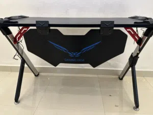 طاوله قيمنق نضيفه مافيها شي