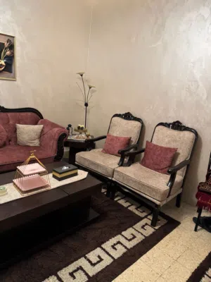 كنب للبيع بداعي السفر مستعمل بسيط سبع مقاعد 300 دينار بدون الطاولات 400 مع الطاولات قابل للتفاوض
