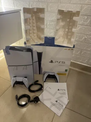 بليستيشن PS5 سلم مع مدخل سي دي استخدام شهر فقط و معا ايادي عدد 2 اصليات