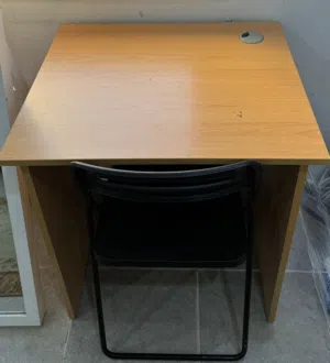 مكتب صغير خشب مع كرسيه حديد للبيع حاله نظيفه
