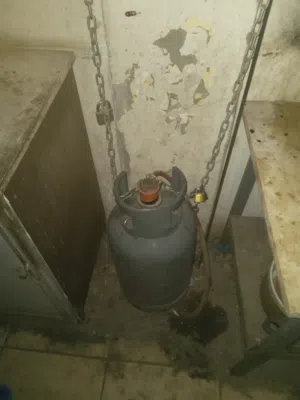 تلاجه و2 سرير مجوز وانبوبة غاز مليانه للبيع
