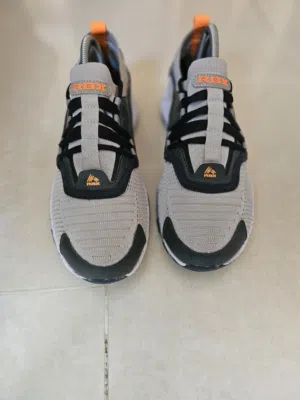 أحذية رياضية مستعملة بحالة ممتازة للبيع