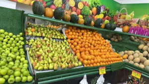 محل خضار و فواكه للبيع لعدم التفرغ