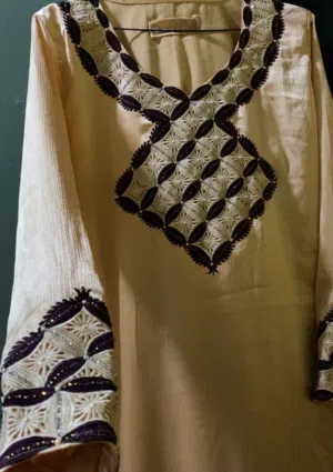 مخور حرير بيج على ذهبي (جلابيه)  للعيد او الجمعات الوزن من ضعيف الى وسط الطول 53/54
