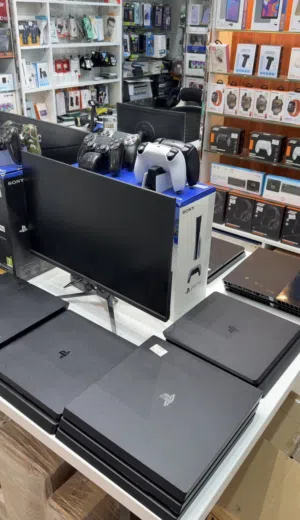 بلاستيشن 4 مع جهازين مستخدم وجديد بضمان وموقع المحل في سمائل المدره مقابل صالة اوريدو