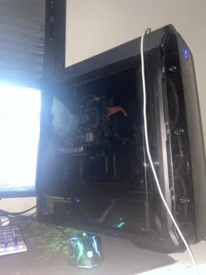 pc للبيع نضيف ما يشتكي من اي مشكلة يشغل  فورزا 6 بدون تقطيع مع يدة EMG استخدام اسبوع تقريباً