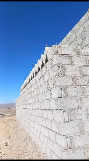منزل سكني مصمم شقتين وحوش الأرضي