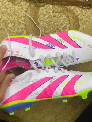 بوت رياضة اديداس الأصلي  نمره 42-43 مستعمل يوم واحد بسعر حرق