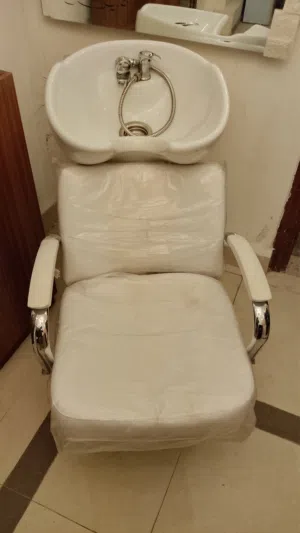 عده صالون ومساج للبيع