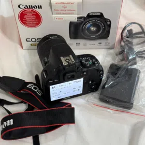 كاميرا Canon EOS 100D (Rebel SL1) بحالة ممتازة ونظيفة جداً، وخفيفة الوزن وسهلة الاستخدام.