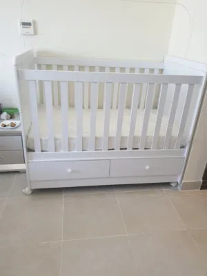 White Wooden Baby Crib with Storage Drawers - Good Condition - AED 400