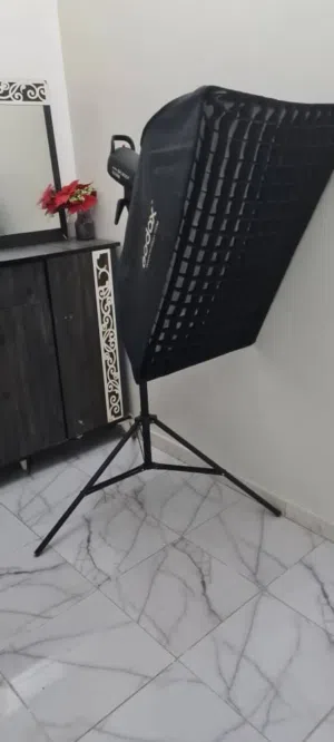 فلاش استوديو احترافي Godox SK300II كامل مع سفت بوكس وقريد - بحالة ممتازة