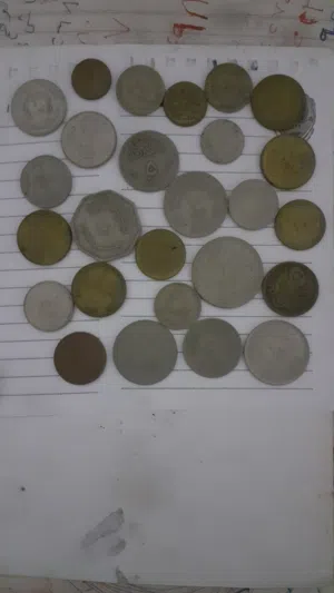 عملات مصرية واجنبية متنوعة