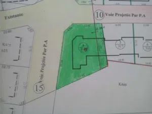 قطعة أرض للبيع صالحة للبناء بشهادة ملكية فردية في مدخل القلعة الصغرى على يمين محطة القطار بمساحة 619