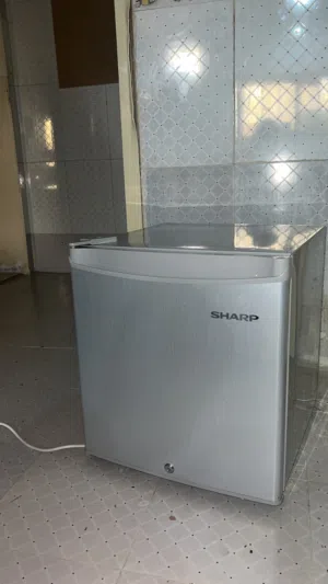 ثلاجه صغيره ، فريزر ، فرن .